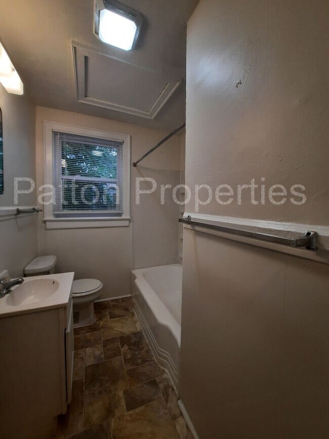 Building Photo - 1432-1434 Sunnyside Drive - Outside CoC - R13908-02-09