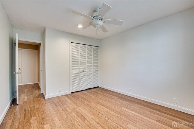 Building Photo - 3902 Springbrook Dr