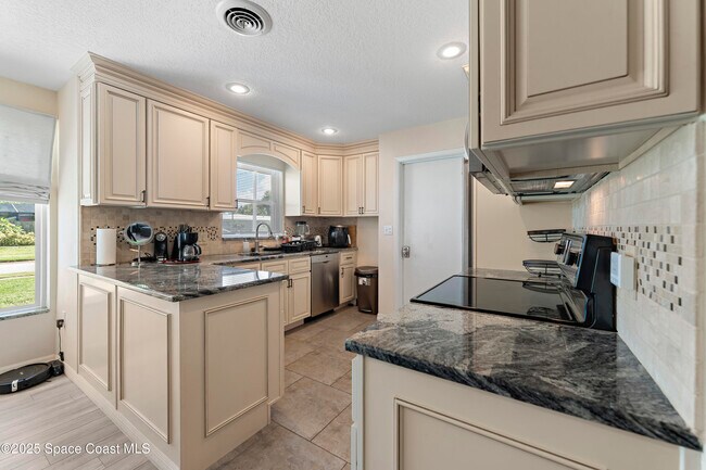 Building Photo - 116 Royal Palm Ave