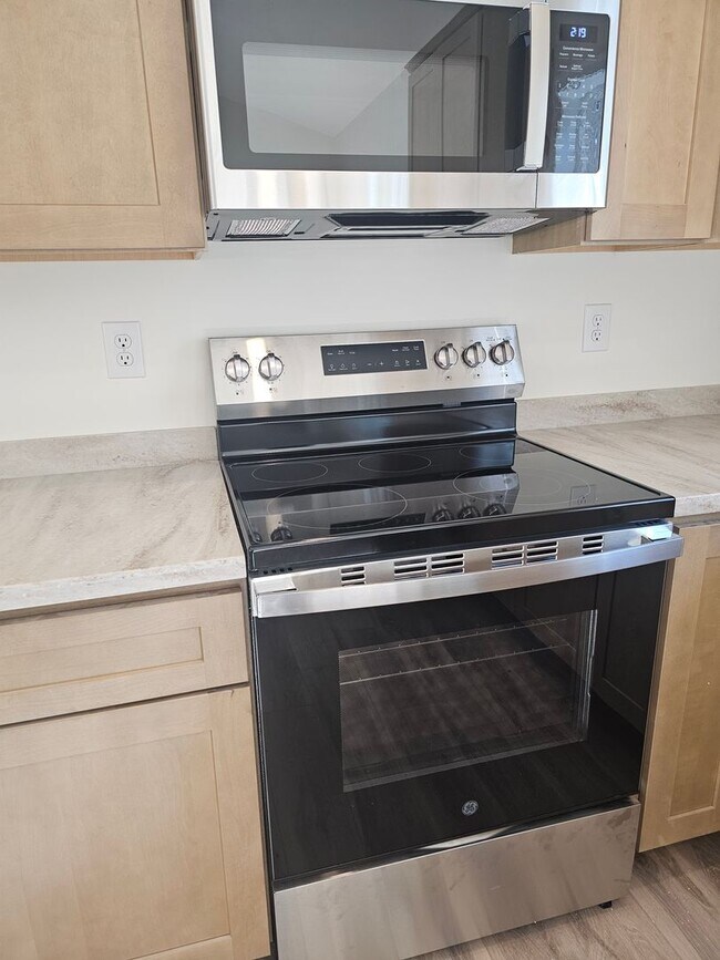 Building Photo - Brand New luxury home!