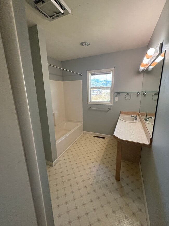 Building Photo - 4 bedroom, 2 bathroom Home off Spring Hill...