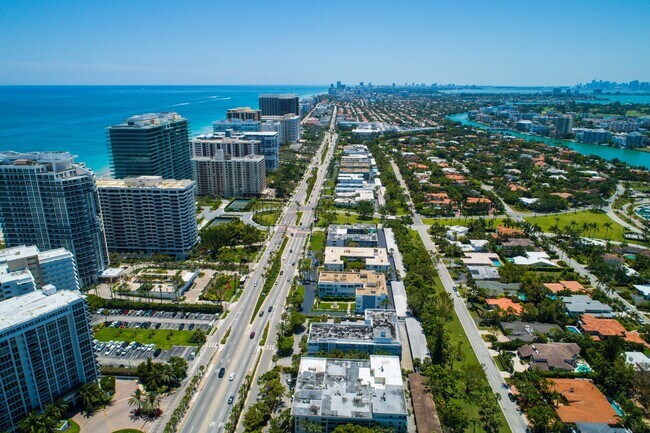 Enjoy uncompromised access to shopping, dining, entertainment and nightlife within multiple Miami neighborhoods. - Windsor Biscayne Shores