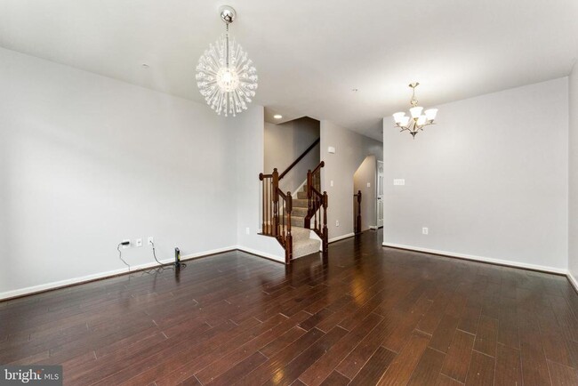 Building Photo - 7203 Silver Thorn Way