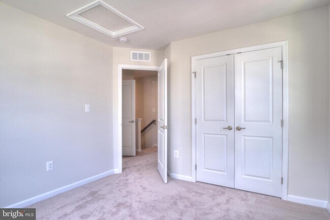 Building Photo - 2506 EMBER Ln