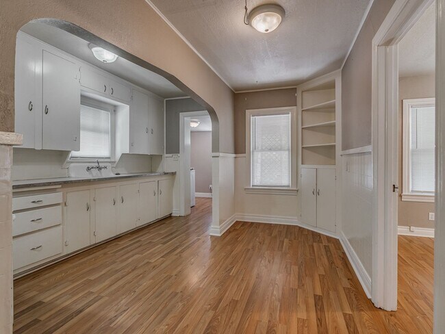Building Photo - Charming 2 Bed / 1 Bath Home with Detached Garage and Huge Yard