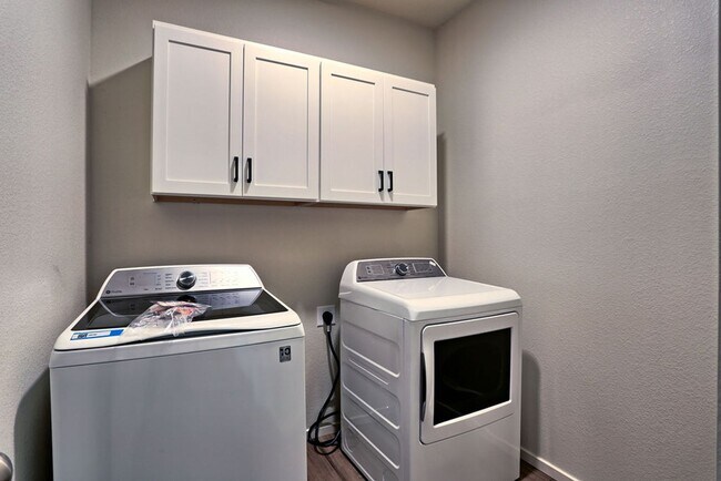 Building Photo - 4768 Champlain Dr