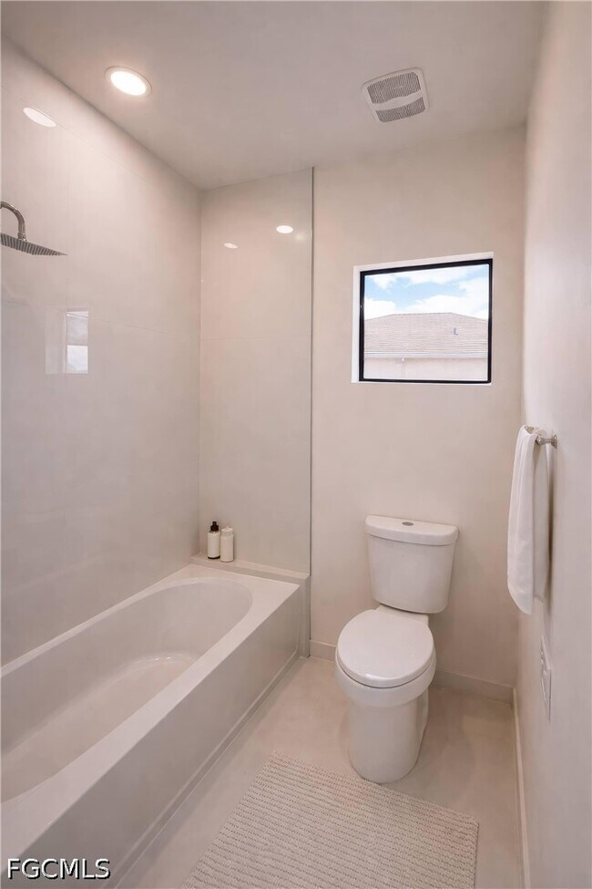 Building Photo - 2102 NW 25th Pl