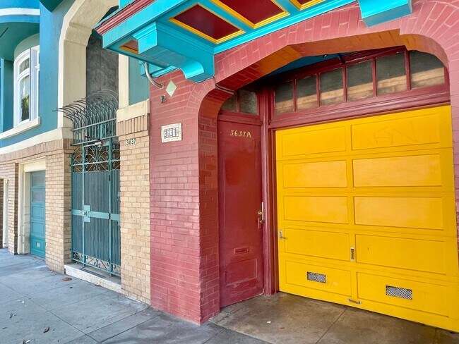 Building Photo - 1BR/1BA Garden Apartment! Laundry! Storage...