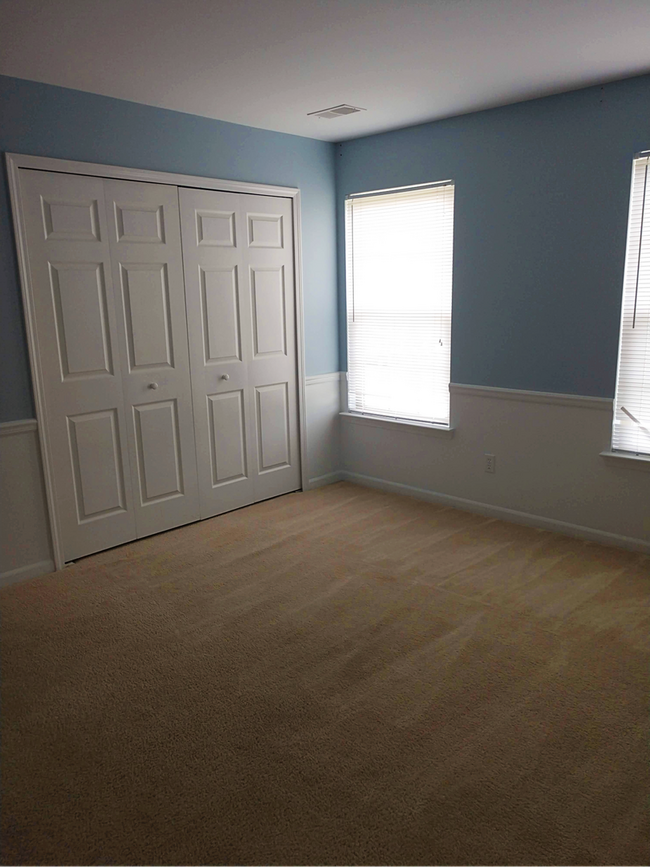 Building Photo - Upper Condo in Woodside Meadows
