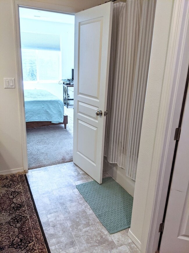 Building Photo - 3 Bed, 2 Bath Single Level Home in SE Bend...