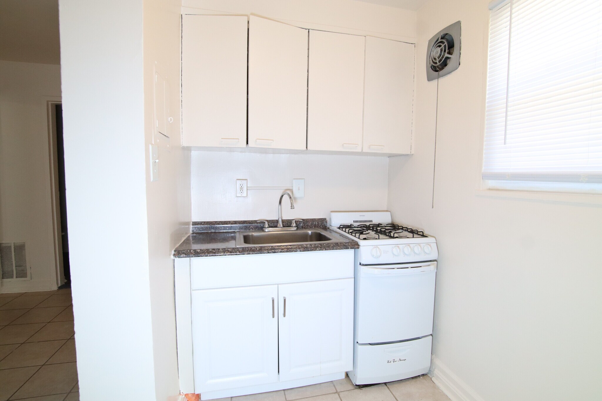 Building Photo - 126 Joliet St SW