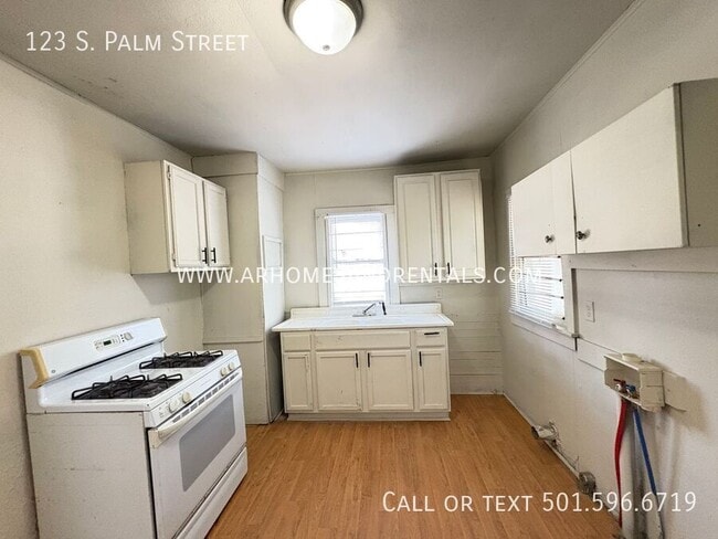 Building Photo - 123 S Palm St
