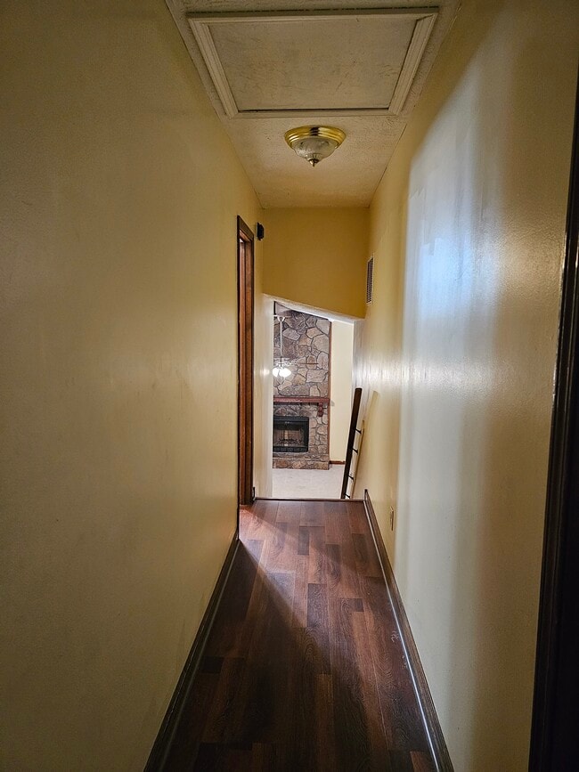 Upstairs hallway - 5682 Pennybrook Ct