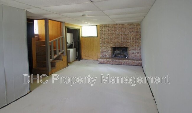Building Photo - 210 Creekwood Ln