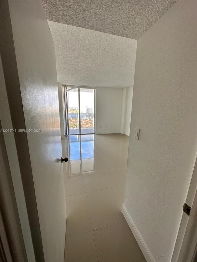 Building Photo - 20515 E Country Club Dr