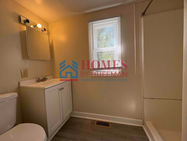 Building Photo - One Bedroom | Duplex | Move in Ready