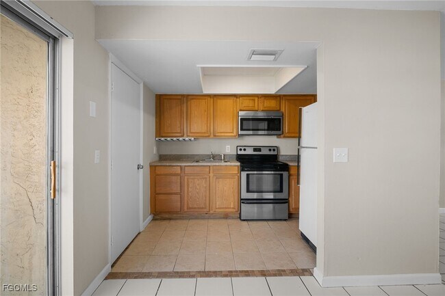 Building Photo - 1706 Cypress Dr