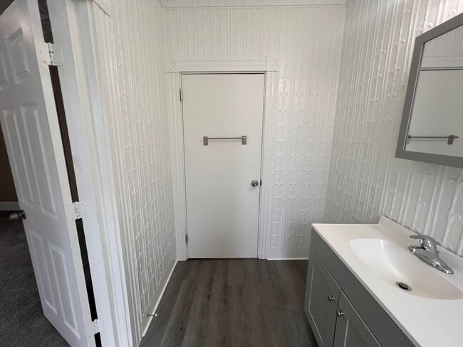 Building Photo - Pittsburgh - 6 Bedroom 1.5 Bathroom - For rent