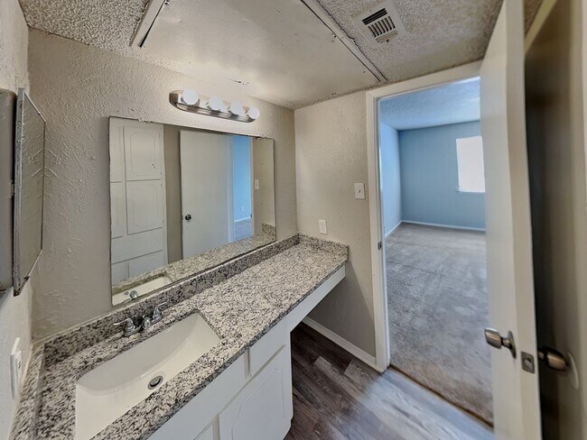 Building Photo - Stylish Upstairs Condo with Fireplace, Pri...