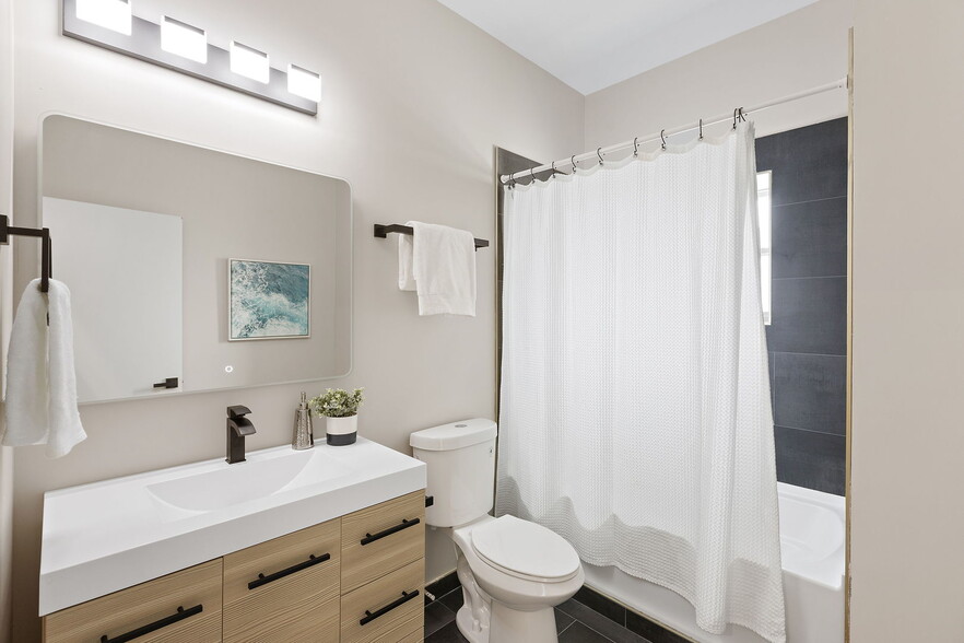 Building Photo - 5689 N Lincoln Ave