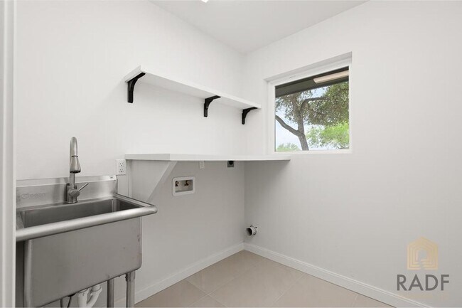 Building Photo - SPACIOUS 4 BED 3 BATH HOME FOR RENT!!!