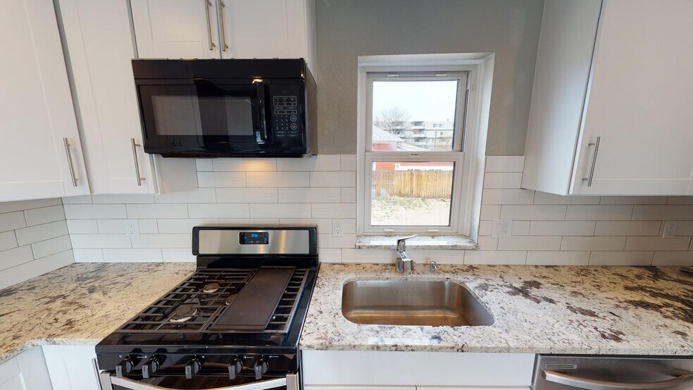 Building Photo - Beautifully renovated Sunnyside home with large backyard