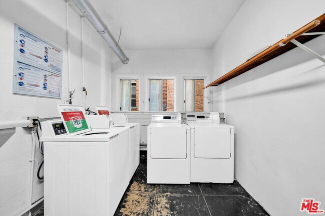 Building Photo - 3209 Descanso Dr