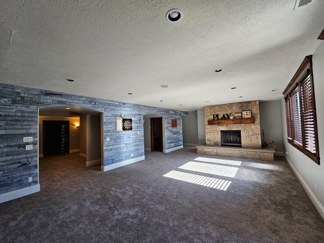 Building Photo - 738 Deer Hollow Rd