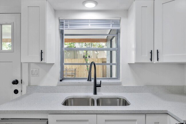Building Photo - BEAUTIFULLY RENOVATED 2 BEDROOM, 1 BATH HO...