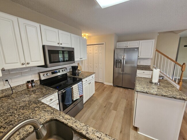 Building Photo - Furnished Mid Term rental