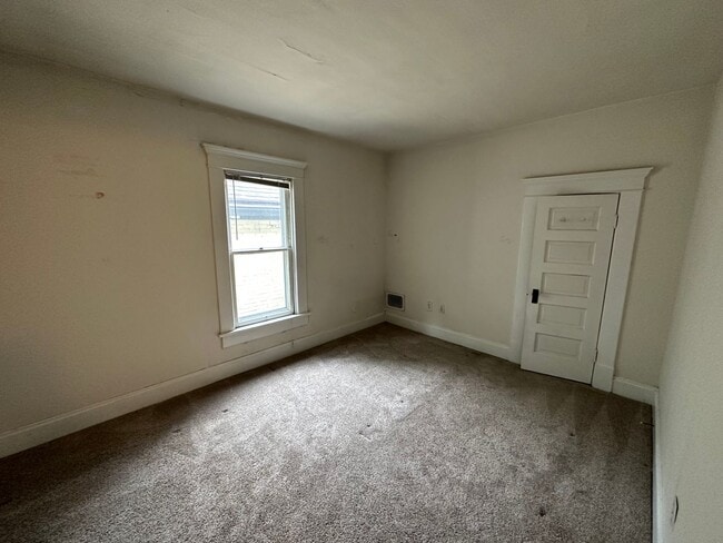 Building Photo - W 8th 417-419 NCR