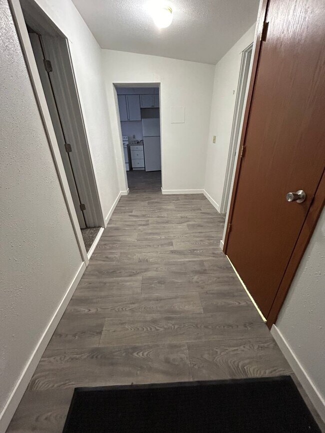 Building Photo - 3 Bedroom 2 Bathroom Apartment Near Gundersen