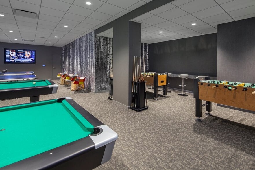 Building Photo - 323 E Ontario St