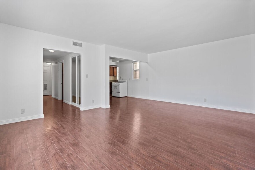 Building Photo - 1142 Serrano Ave