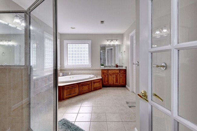 Building Photo - Spacious 5BR/4BA Home in Yorktown – Convenient Location and Comfortable Living