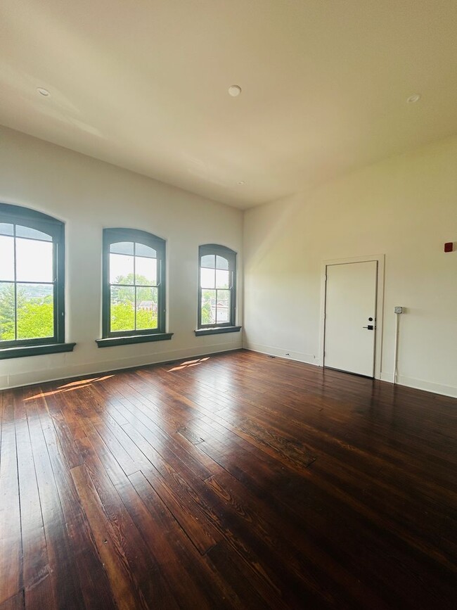 Building Photo - Historic Modern Apartment