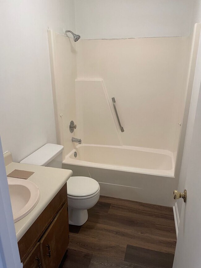 Building Photo - Cozy 2/2 close to FAMU and FSU