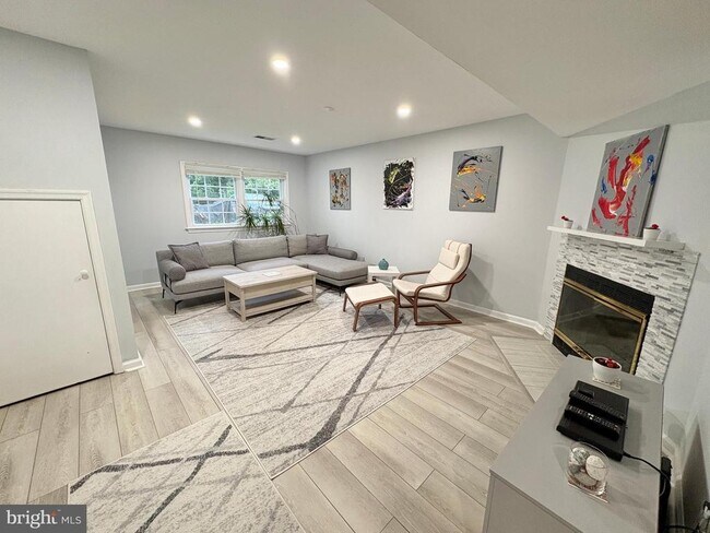 Building Photo - 9710 Lakepointe Dr