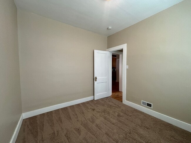 Building Photo - Cozy 2-bedroom bungalow! Detached 2-car garage!