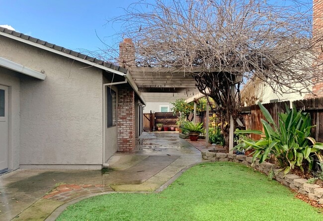 Building Photo - Single Story Home in Hollister