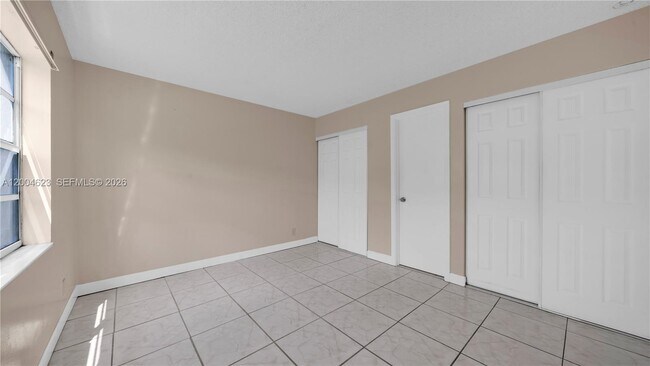 Building Photo - 9964 Twin Lakes Dr