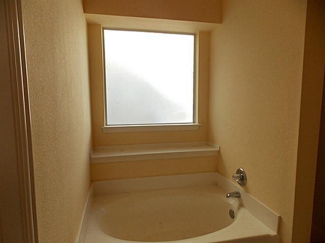 Building Photo - 1425 Oakcrest Dr