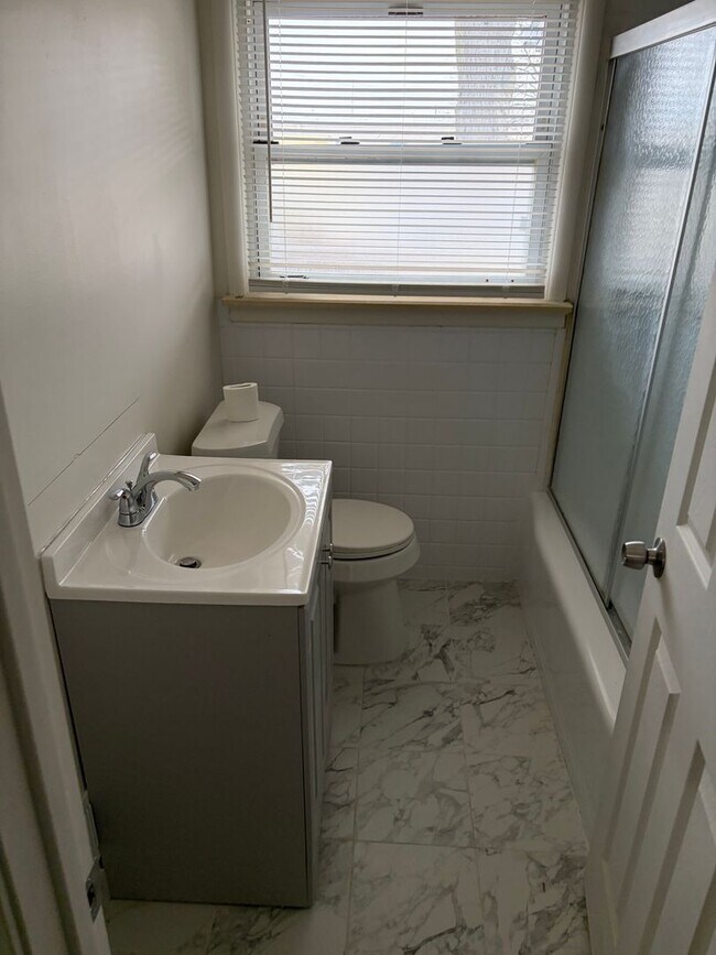 Building Photo - PRICE REDUCED!!4 bedroom 1 bath newly remodeled ranch in Dearborn Heights