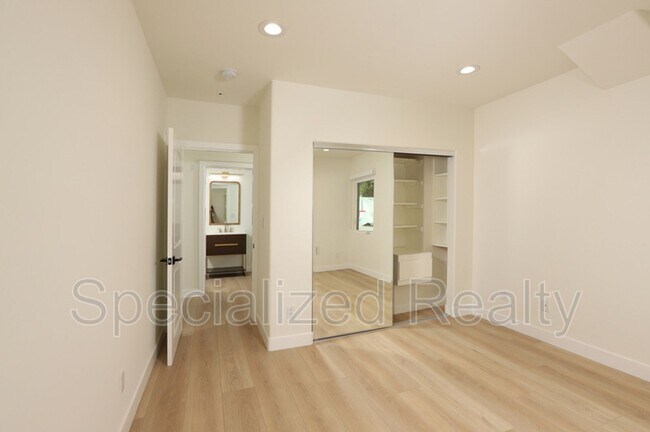 Building Photo - 1827 Hill Dr