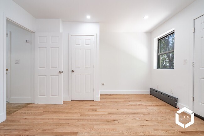 Building Photo - Remodeled 2 Bedroom Apartment with Private...