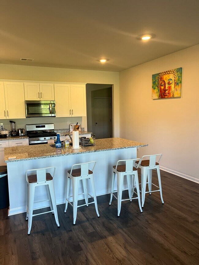 Building Photo - 4 Bed, 2 Bath House