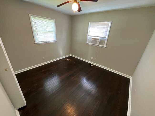 Building Photo - Lovely 2 Bed, 1 Bath Brick Ranch near UNC-...