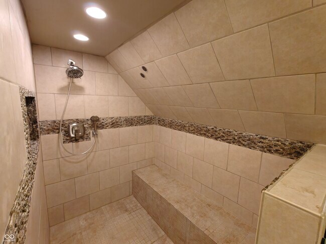 Building Photo - 802 Fern Dr