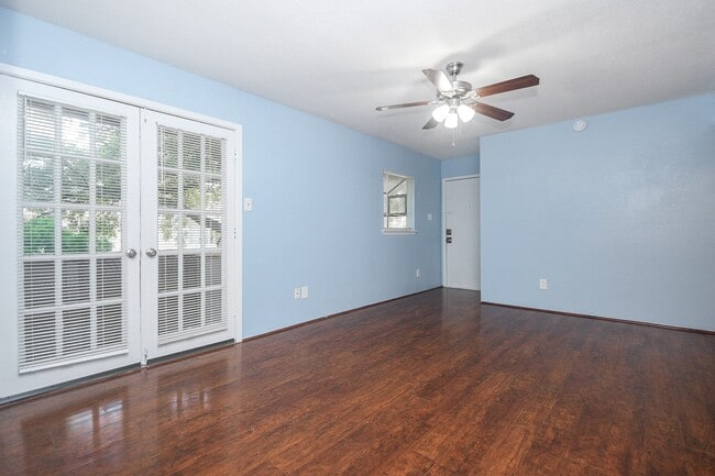 Building Photo - 10603 S Wilcrest Dr