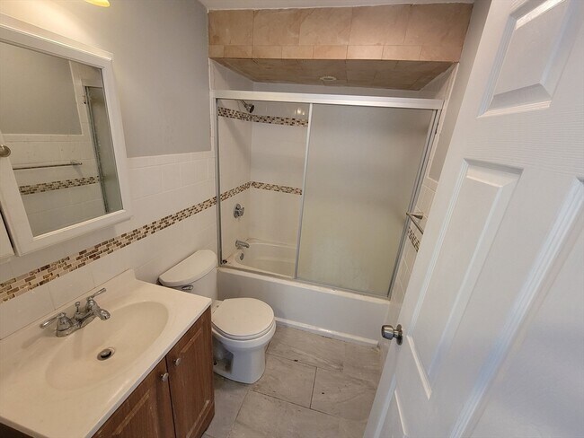 Building Photo - 994 River St